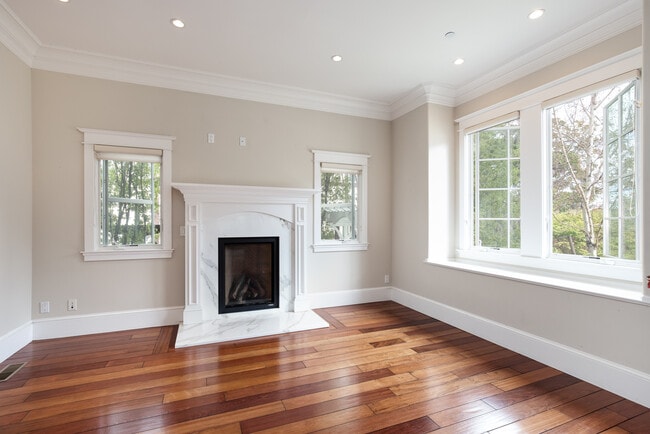 Building Photo - 2112 Easton Dr