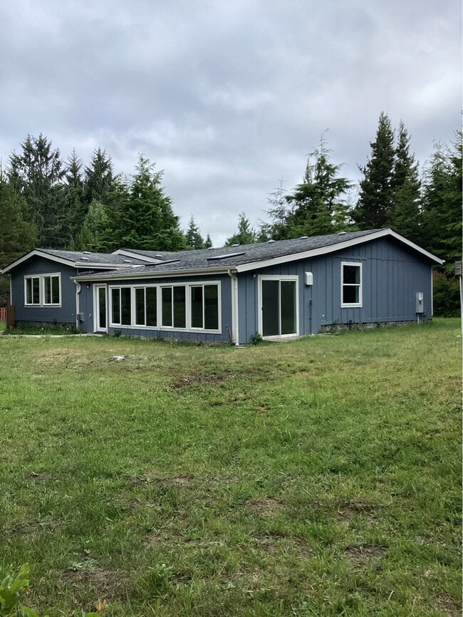 Building Photo - 330 SW Newton Dr