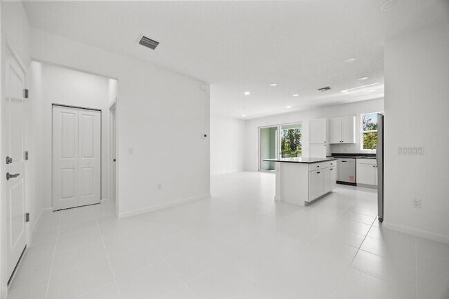 Building Photo - 4520 Longwood Lk Sq