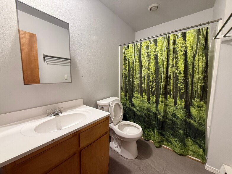 Building Photo - 4323 N Commercial Ave