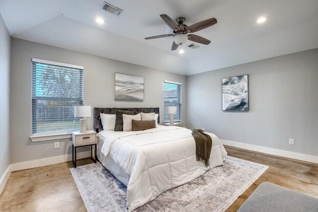 Building Photo - 2205 N Hickory St