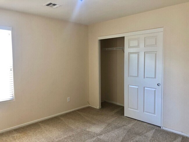 Building Photo - Beautiful  3Bed/3Bath home with a Loft nes...