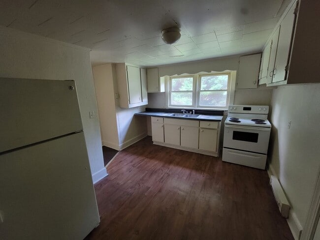 Building Photo - 3 Bedroom 1 Bathroom House
