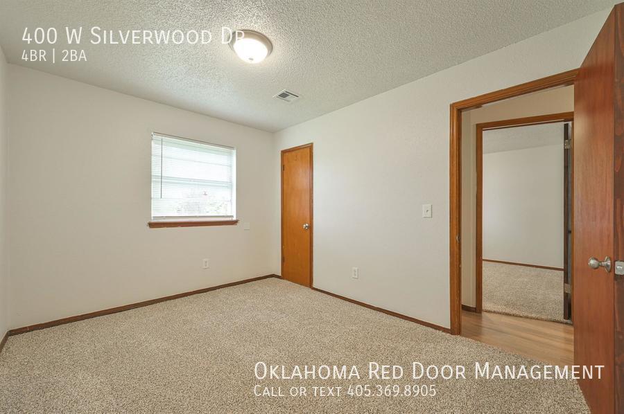 Building Photo - 400 W Silverwood Dr