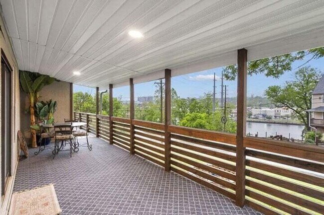 Building Photo - 622 Lake Shore Dr