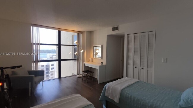 Building Photo - 18181 NE 31st Ct