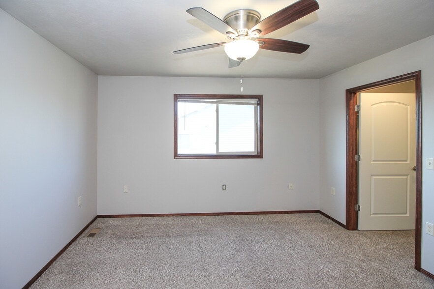 Building Photo - 320 Vernon Dr