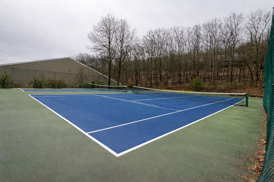 Building Photo - 14 Middle Village Way