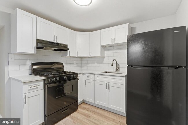 Building Photo - 2528 Collins St