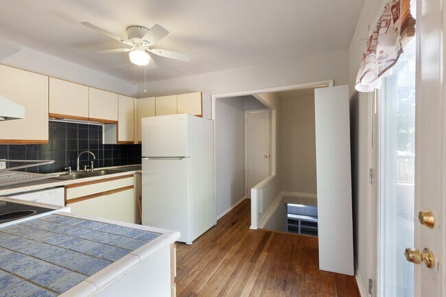 Building Photo - 3BR/2.5BA in Ideal Smyrna Location w/ Deck...