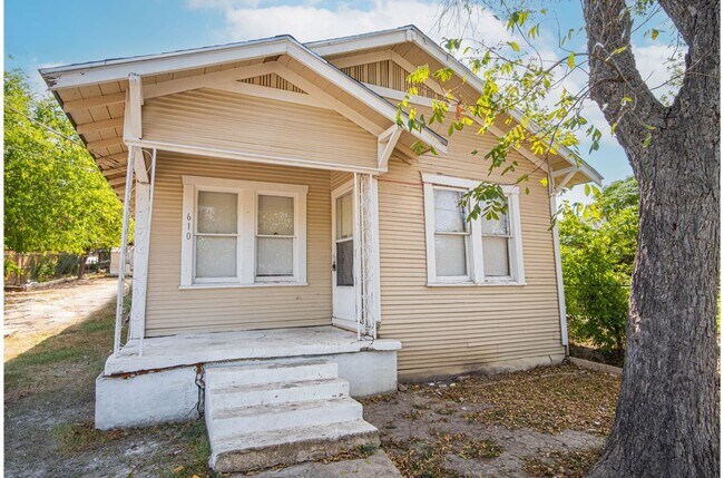 Building Photo - 3/1