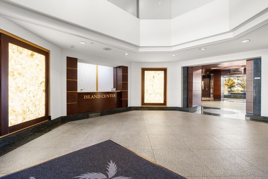 Building Photo - 2701 N Rocky Point Dr