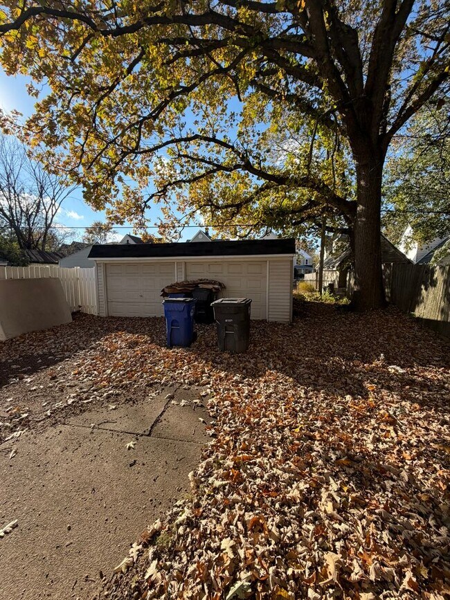 Building Photo - 2200 W 103rd St