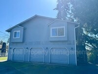 Building Photo - 1836 Summit Dr