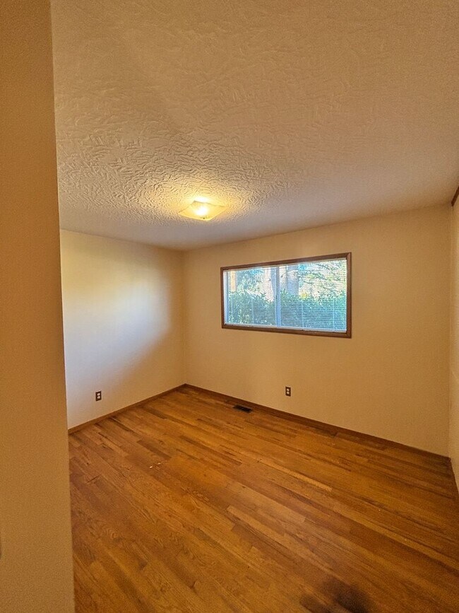 Building Photo - Large Lot With Tons of Privacy