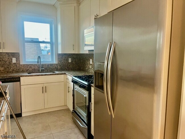 Building Photo - 10 Morton Pl