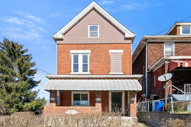 Building Photo - Spacious 5 Bedroom 1.5 Bathroom Home in Ha...