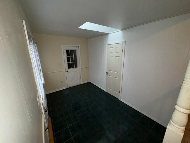 Building Photo - 2363 E Maple Rd