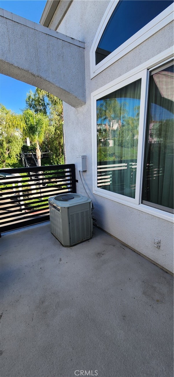 Building Photo - 28193 Via Luis