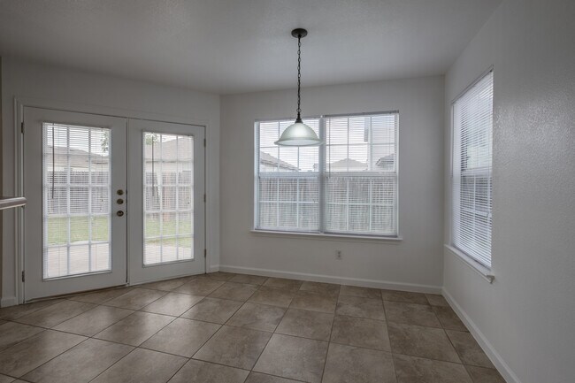 Building Photo - Spacious 4-Bedroom Home in Prime Round Roc...