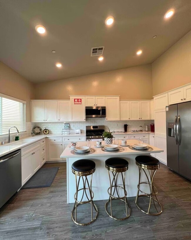 Building Photo - Unbelievable find. Fully furnished 2 or 3 Bedroom house in Seventh Standard Road area