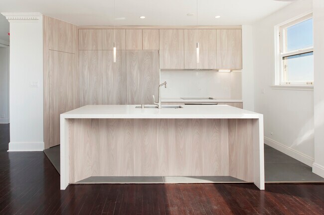 Building Photo - 1250 Jones St