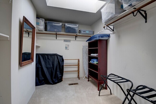 Building Photo - 3 Bedroom 2.5 bathroom spacious home with views of marina and downtown Oak Harbor