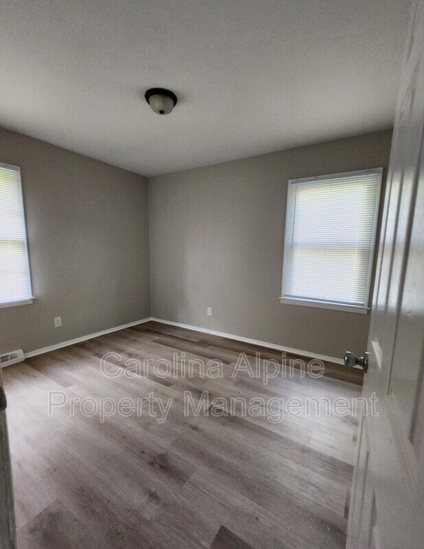 Building Photo - 1724 Griers Grove Rd