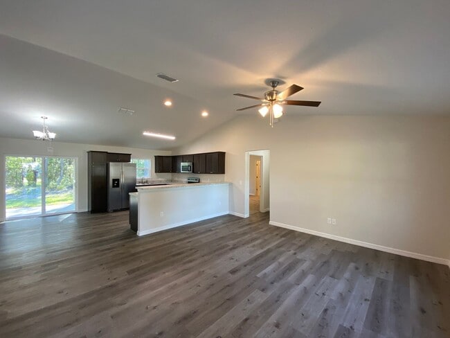 Building Photo - Custom Home - Desirable SE Ocala Neighborh...