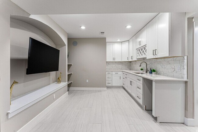 Building Photo - 5 Bed, 5 Bath home in South Park Hill