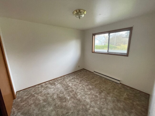 Building Photo - Moore (1371 SE 9th Ave &amp; 1370 SE 10th Ct.)