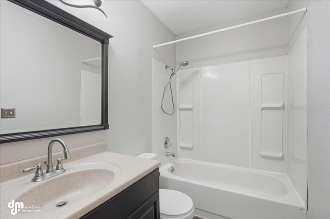Building Photo - Charming 2BD/1BA Condo