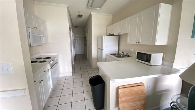 Building Photo - 1 Bedroom Furnished Condo in Myrtlewood