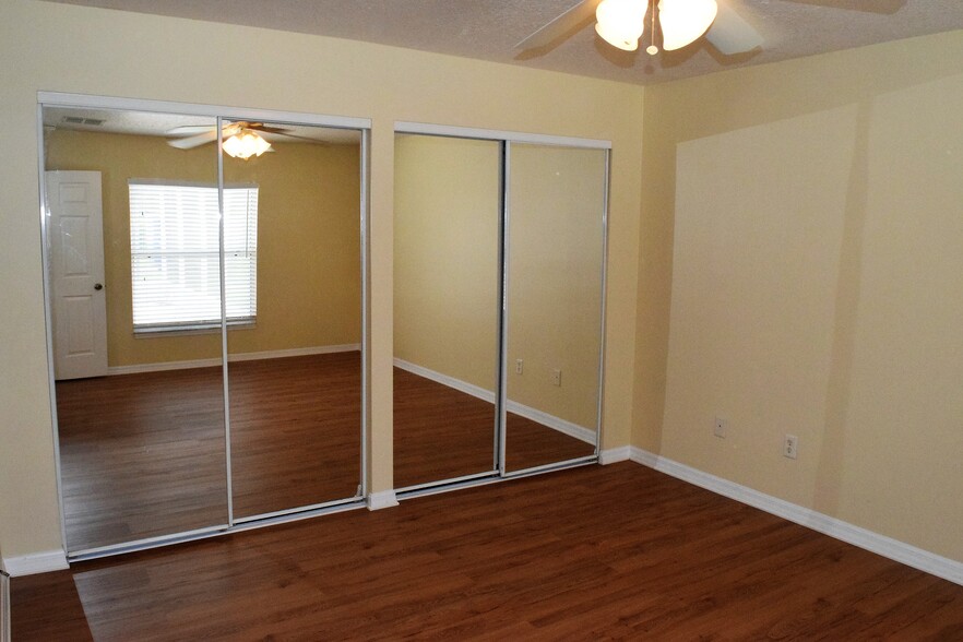 Building Photo - 915 Willow Dr