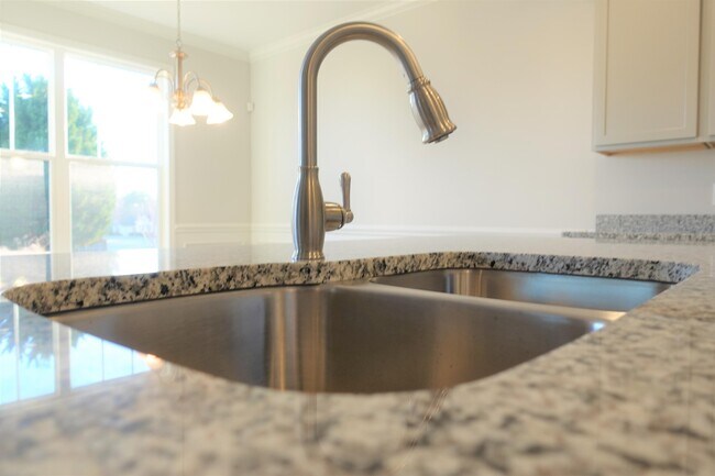 Building Photo - 2704 Millhone Dr
