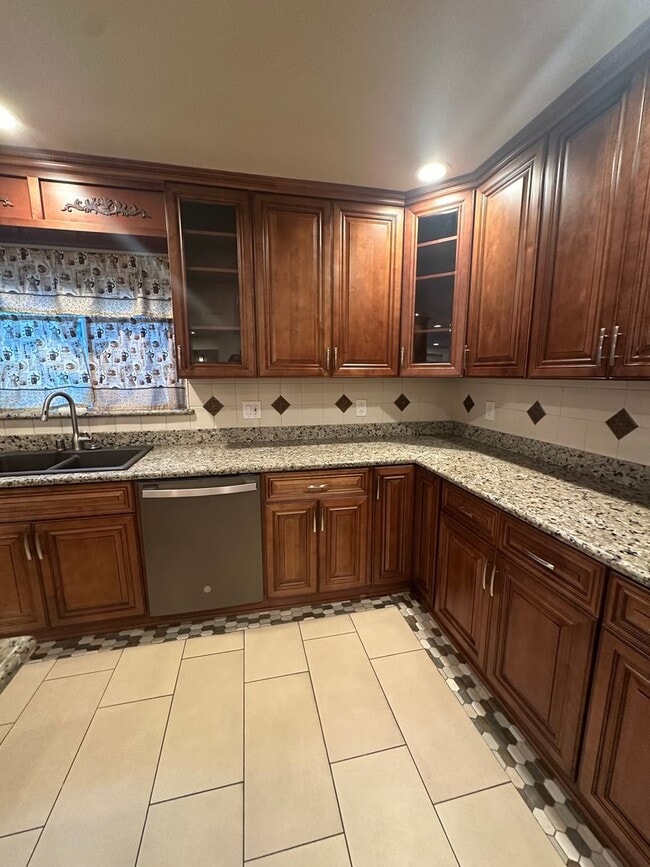 Building Photo - Gorgeous, 3 bedroom, 2.5 bath home, ready for move in