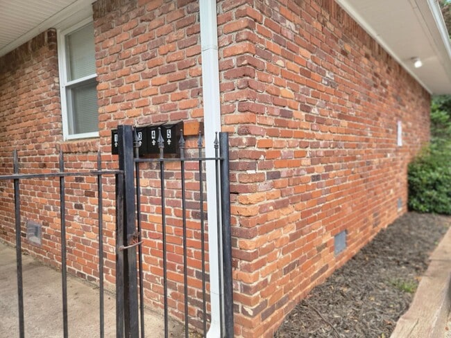 Building Photo - Renovated - Minutes ATL, East Point, Colle...