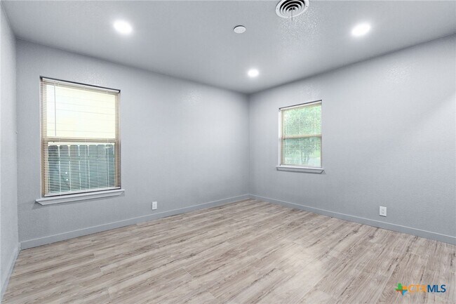 Building Photo - 805 S 32nd St