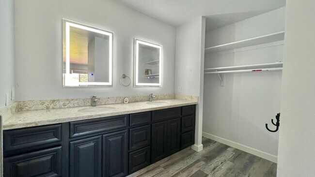 Building Photo - Lovely House 4BR 2.5BA with Large Backyard