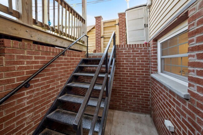 Building Photo - Available Now!  // 3bedroom 2.5 bathroom C...