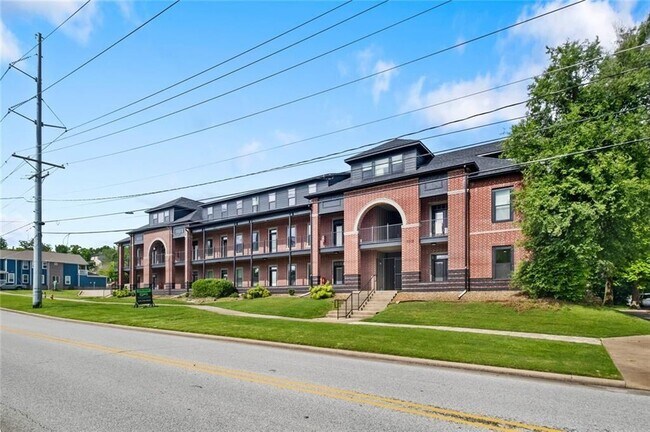 Primary Photo - 1115 N Leverett Ave