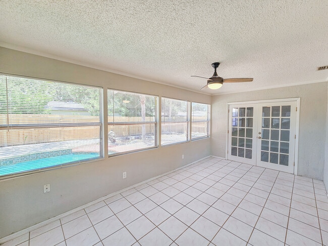 Building Photo - 608 Tangerine Ave