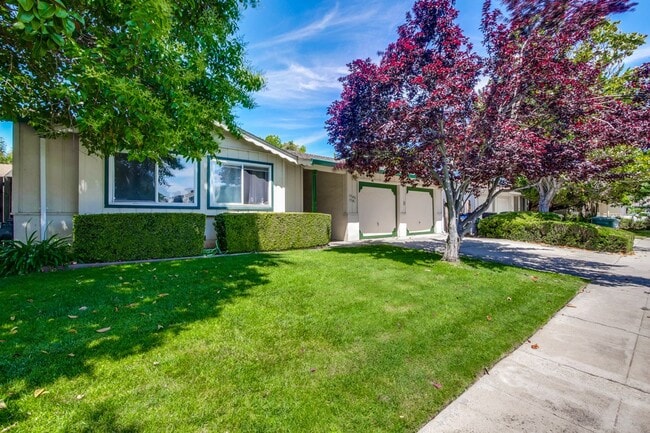Building Photo - 1341-1343 Kingfisher Way