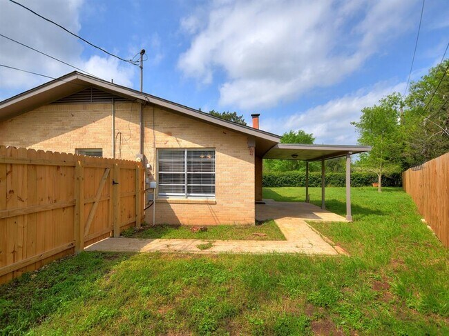 Building Photo - "Charming 3-Bedroom Retreat with 2 Baths i...