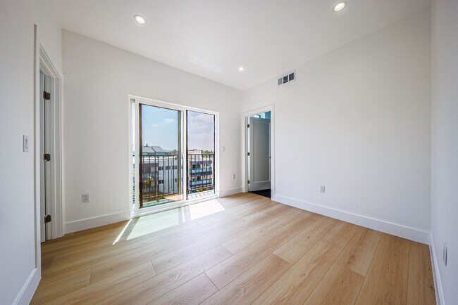 Building Photo - 1063 S Corning St