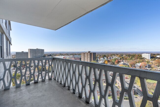 Building Photo - 2000 Linwood Ave