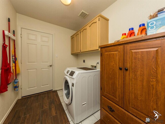 Building Photo - 8166 E Lorenzo Ln