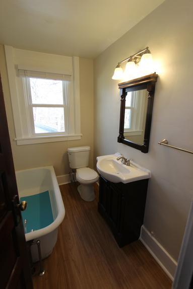 Upstairs bath - 2038 Stonelea St