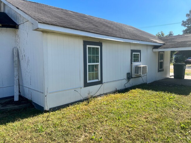 Building Photo - Three bedroom one bath house