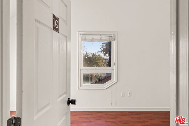 Building Photo - 2667 Menlo Ave